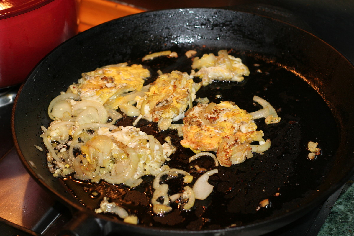 2 æg er blevet blandet sammen med løgene, og steger lystigt.